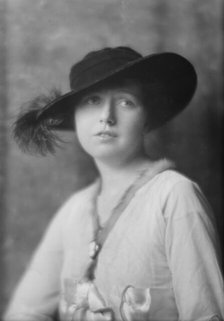 Adams, Mrs., portrait photograph, 1914. Creator: Arnold Genthe.