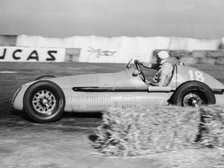Luigi Villoresi winning the British Grand Prix, Silverstone, October 1948. Artist: Unknown