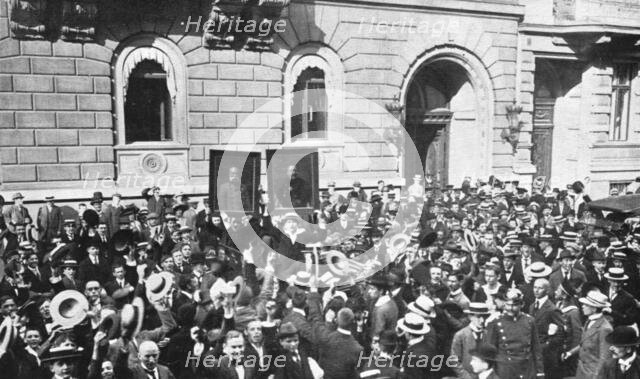 ''A Berlin, La jeunesse des ecoles promene les portraits des deux kaisers', 1914. Creator: Unknown.
