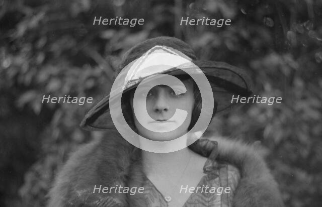 Sears, Marion, Miss, portrait photograph, 1921 Aug. 21. Creator: Arnold Genthe.