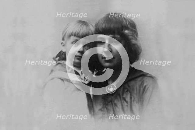 Marina Tsvetaeva with daughter Ariadne, 1916.