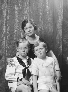 Henderson, H.M., Mrs., and children, portrait photograph, 1928 Creator: Arnold Genthe.