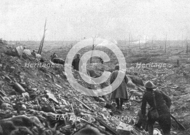 'La victoire de Douaumont; un coup de main, le 22 octobre, dans le ravin des..., 1916. Creator: Unknown.