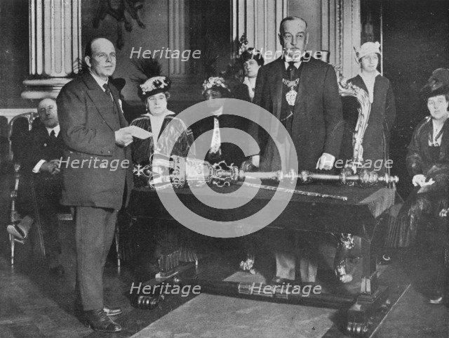 'Lieut. Bell, R.N.R., captain of the Thordis, being presented by the Lord Mayor of London with the r Artist: Unknown.