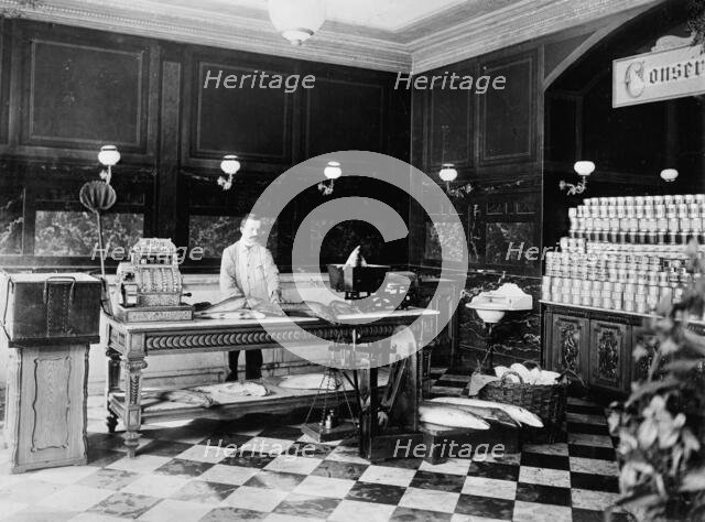 C. Lindenberg Hollieferont, fish store, Berlin, Germany, between 1895 and 1910. Creator: Unknown.