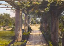 "Il Paradiso," Mrs. Dudley Peter Allen house, 1188 Hillcrest Avenue, Oak Knoll, Pasadena, CA, 1917. Creator: Frances Benjamin Johnston.