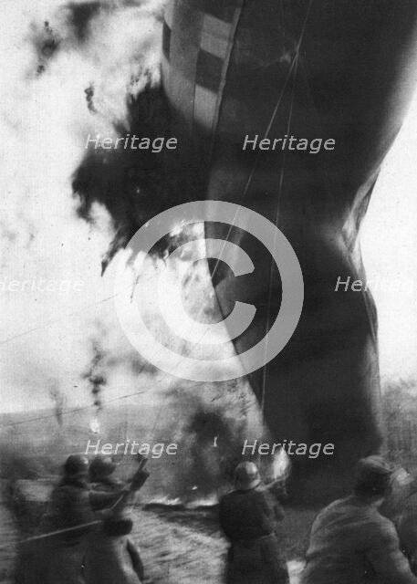 'Aerostiers et Observateurs en Ballon; Un ballon <<saucisse>>. Ramene a terre apres..., 1917. Creator: Unknown.