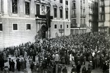 Crowd at the gate of the Palau de la Generalitat, in Plaça Sant Jaume, Barcelona, to visit the fu…