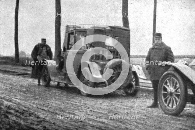 'Les hasards du service d'etat-major; Une voiture de secours va prendre en remorque la "blessee", do Creator: Unknown.
