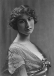 Moller, R., Miss, portrait photograph, 1913. Creator: Arnold Genthe.