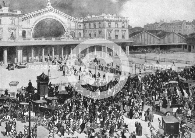 ''A la Gare de L'est; pendant la periode de mobilisation', 1914. Creator: Andre Devambez.