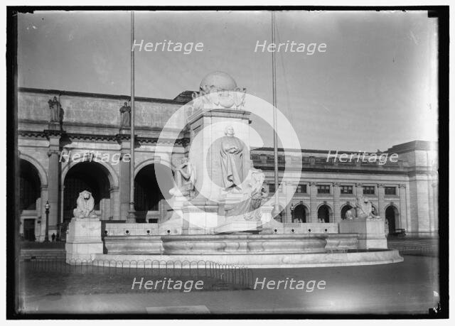 Columbus Monument, between 1914 and 1918. Creator: Harris & Ewing.