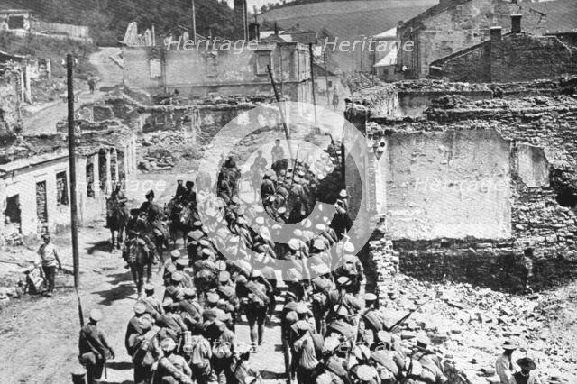 ''L'offensive russe; Entrée des troupes de l'armee Tcherbatcheff a Buczacz, en Galicie',1916. Creator: Unknown.