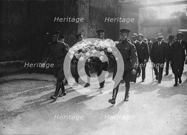 'La Visite de Pershing a La Fayette; Soldats americains portant la couronne que le general..., 1917. Creator: Unknown.