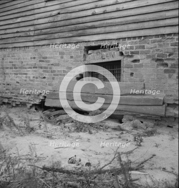 Decaying antebellum plantation house in Greene County, Georgia, 1937. Creator: Dorothea Lange.