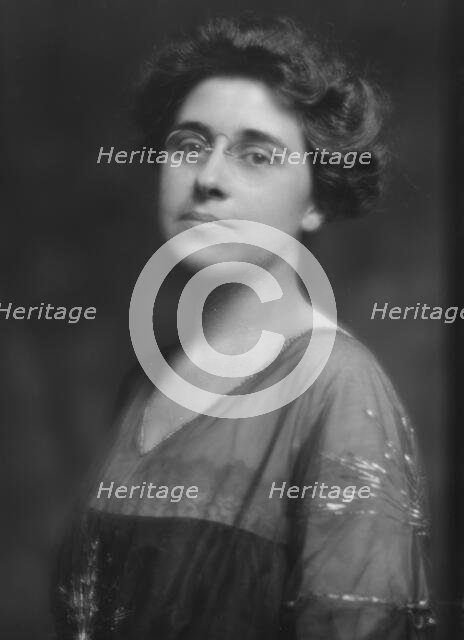 Heroy, Elizabeth, Miss, portrait photograph, 1915 Feb. 18. Creator: Arnold Genthe.