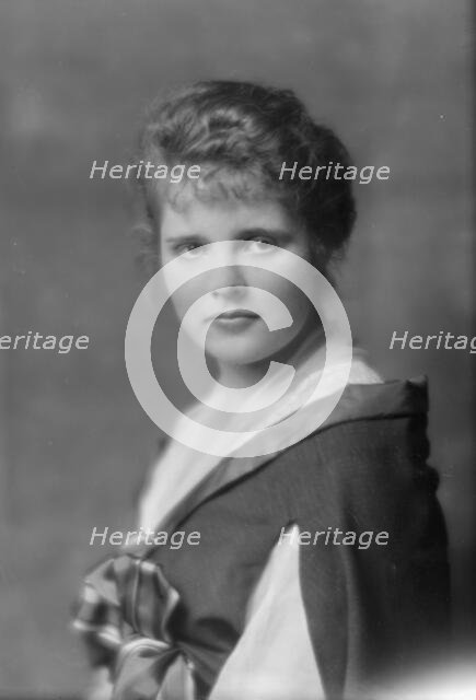 Wurtzburg, Irene, Miss, portrait photograph, 1914 May 8. Creator: Arnold Genthe.