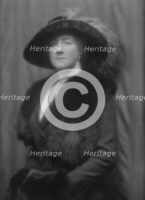 Duquesne, Mrs., portrait photograph, 1913. Creator: Arnold Genthe.