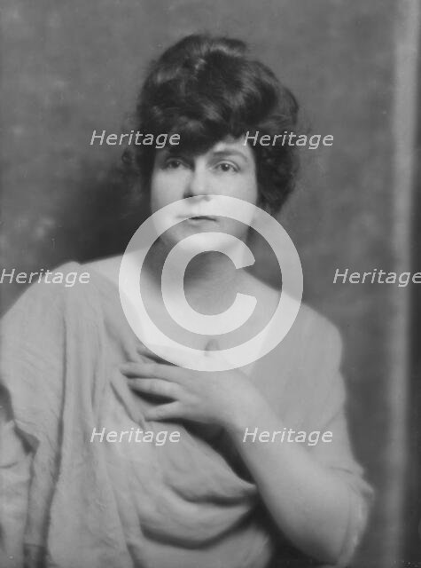 Mott-Smith, May, Miss, portrait photograph, between 1916 and 1928. Creator: Arnold Genthe.