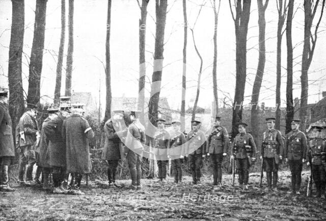 'A L'Honneur; Le roi George V decore des soldats anglais ave le Distinguished Service Order', 1914. Creator: Unknown.