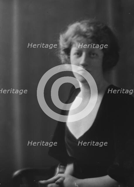 Iselin, Adrian, 2nd, Mrs., portrait photograph, between 1914 and 1918. Creator: Arnold Genthe.