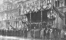 'Les Heures Triomphales: La premiere fete, le 20 octobre 1918; devant l'Hotel de Ville de..., 1918. Creator: Unknown.