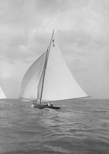 The 7 Metre yacht Strathendrick (K5) sailing with spinnaker, 1914. Creator: Kirk & Sons of Cowes.