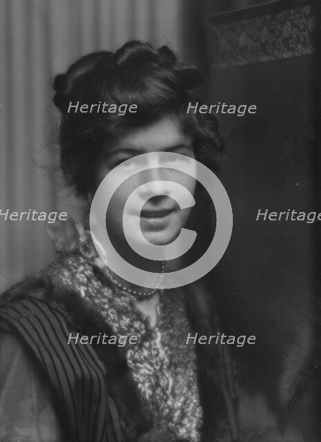 Hurd, B., Miss, portrait photograph, 1914 Jan. 9. Creator: Arnold Genthe.