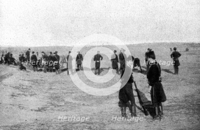 'A Salonique; Miliciens cretois don’t la tenue toute noire est curieuse', 1916. Creator: Unknown.