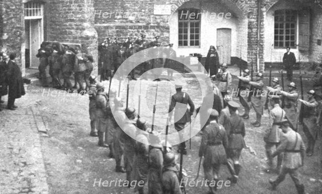 'Le "Combattant Inconnu" Britannique; le corps du Combattant britannique inconnu arrive au..., 1920. Creator: Unknown.