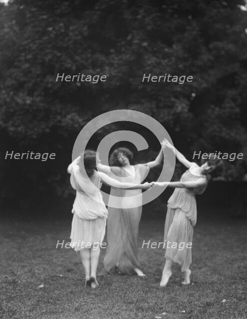 Desha, Leah, and Grace, 1921 Aug. 19. Creator: Arnold Genthe.