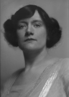 Leslie, Marguerite L., Miss, portrait photograph, 1914 Jan. 12. Creator: Arnold Genthe.