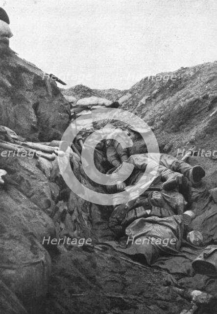 'Un element de tranchee repris a l'ennemi; les Allemands avaient pris pied, le 9 avril..., 1916. Creator: Unknown.