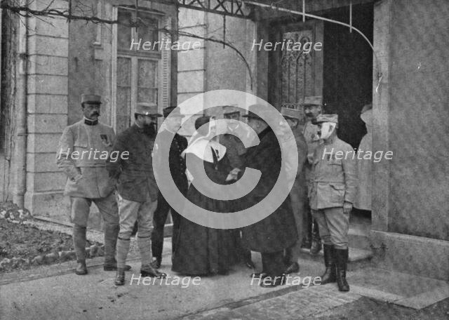 'La Croix de Guerre de Soeur Louise, de Nancy; on felicite la vaillante superieure de..., 1916. Creator: Unknown.