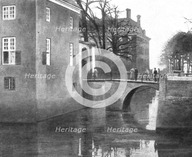 ''Le Kaiser en Fuite; L'arrivee a Amerongen de Guillaume de Hohenzollern', 1918. Creator: Unknown.