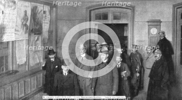 'L'arrivee de la delegation allemande; L'arrivee des plenipotentiaires allemands a..., 1919. Creator: Unknown.