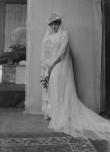 Endicott, George, Mrs., portrait photograph, 1916 Jan. 24. Creator: Arnold Genthe.