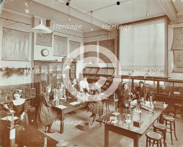 Science class, Aristotle Road Girls School, Clapham, London, 1908. Artist: Unknown.