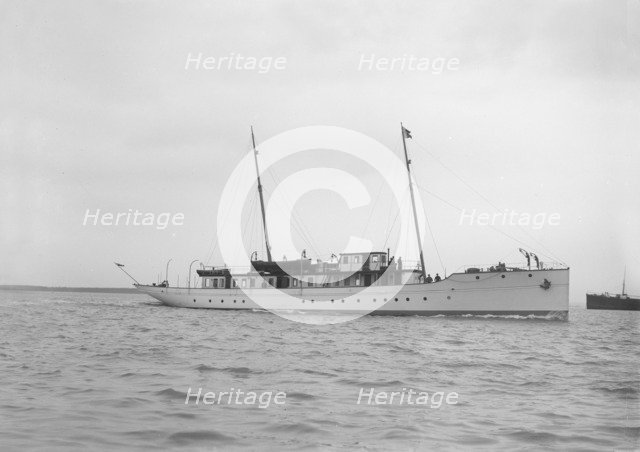 Motor yacht 'Pioneer' under way, 1915. Creator: Kirk & Sons of Cowes.