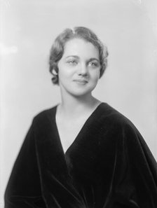 Earnshaw, Helen - Portrait, 1933. Creator: Harris & Ewing.