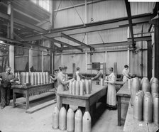 Preparing projectile heads at Cunard Shell Works, Merseyside, 1917. Artist: Bedford Lemere and Company