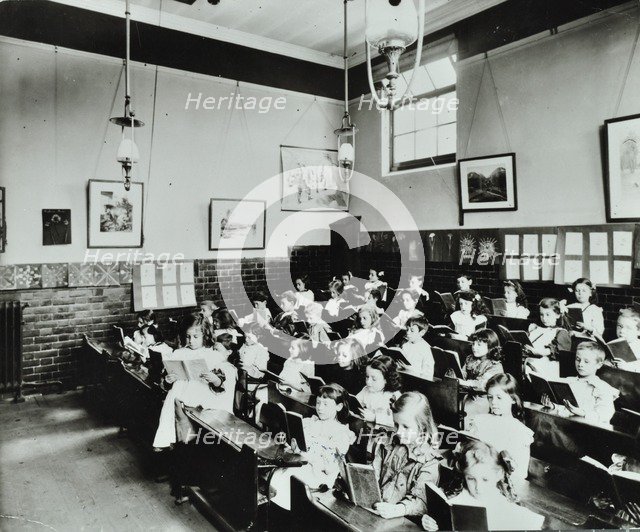 Class reading from books, Southfields Infants School, Wandsworth, London, 1907. Artist: Unknown.