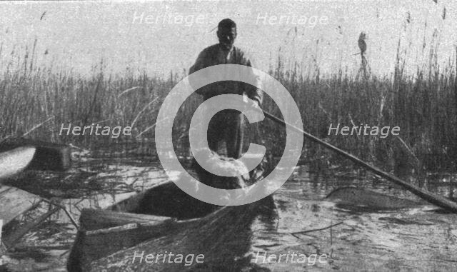 'La guerre aerienne en Macedoine Grecque : un avion ennemi "Descendu" dans le lac amatovo..., 1916. Creator: Unknown.