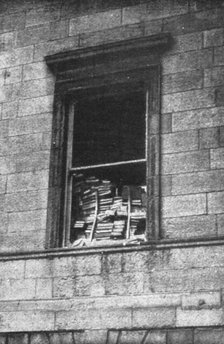 'Dublin Apres L'Emeute; Une fenetre du Palais de Justice barricadee avec les livres de la..., 1916. Creator: Unknown.