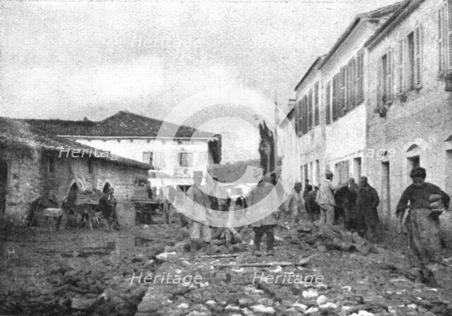 'les Italiens en Albanie ; Territoriaux italiens pavant une rue a Vaona occupee par nos allies depui Creator: Unknown.