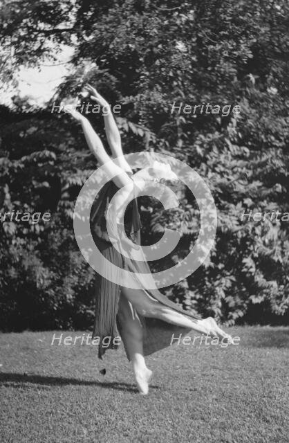 Desha dancing in Port Washington, 1921 Aug. 21. Creator: Arnold Genthe.