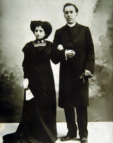 Antonio Machado (1875-1939), Spanish poet born in Seville, photography of the time with his wife …