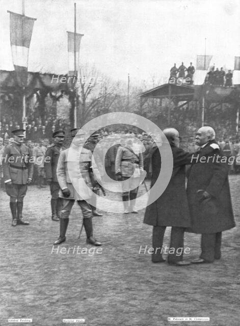 'L'Accolade de Metz; L'emouvante etreinte des deux presidents sur l'esplanade de Metz', 1918. Creator: Unknown.