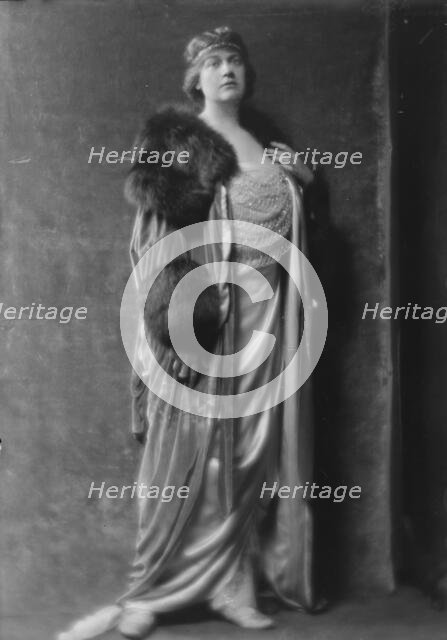 Lawton, Mary, Miss, portrait photograph, 1915. Creator: Arnold Genthe.