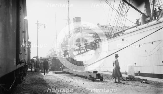Loading MEADE, 1914. Creator: Bain News Service.